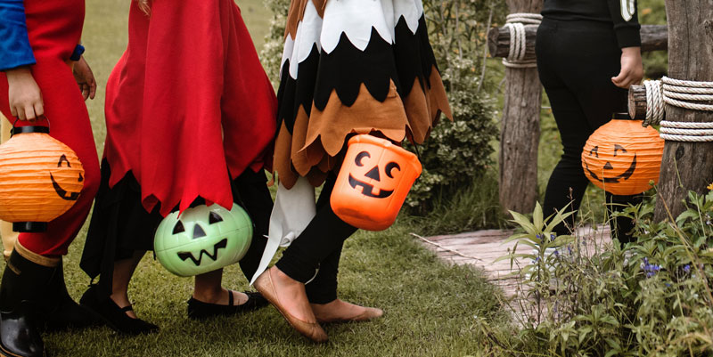 halloween-trick-or-treaters-in-costumes